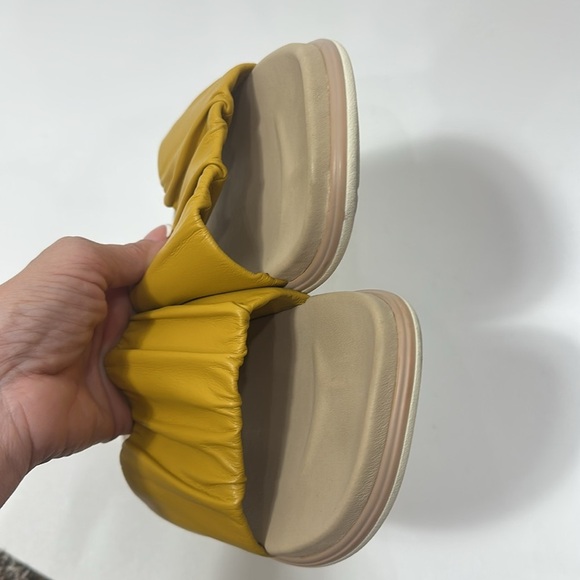 Olukai Women’s Pihapiha Gold sandal slides size 11 - Picture 4 of 7